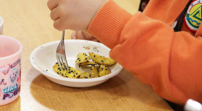 1日の流れ おやつ|三宝認定こども園｜ 社会福祉法人 愛和福祉会