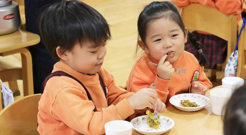 1日の流れ おやつ|三宝認定こども園｜ 社会福祉法人 愛和福祉会